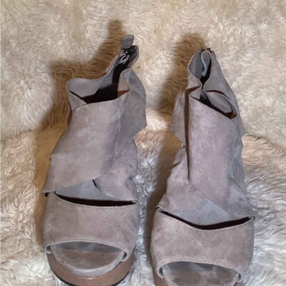 Eileen Fisher Grey Suede Wedge Sandals size 7.5